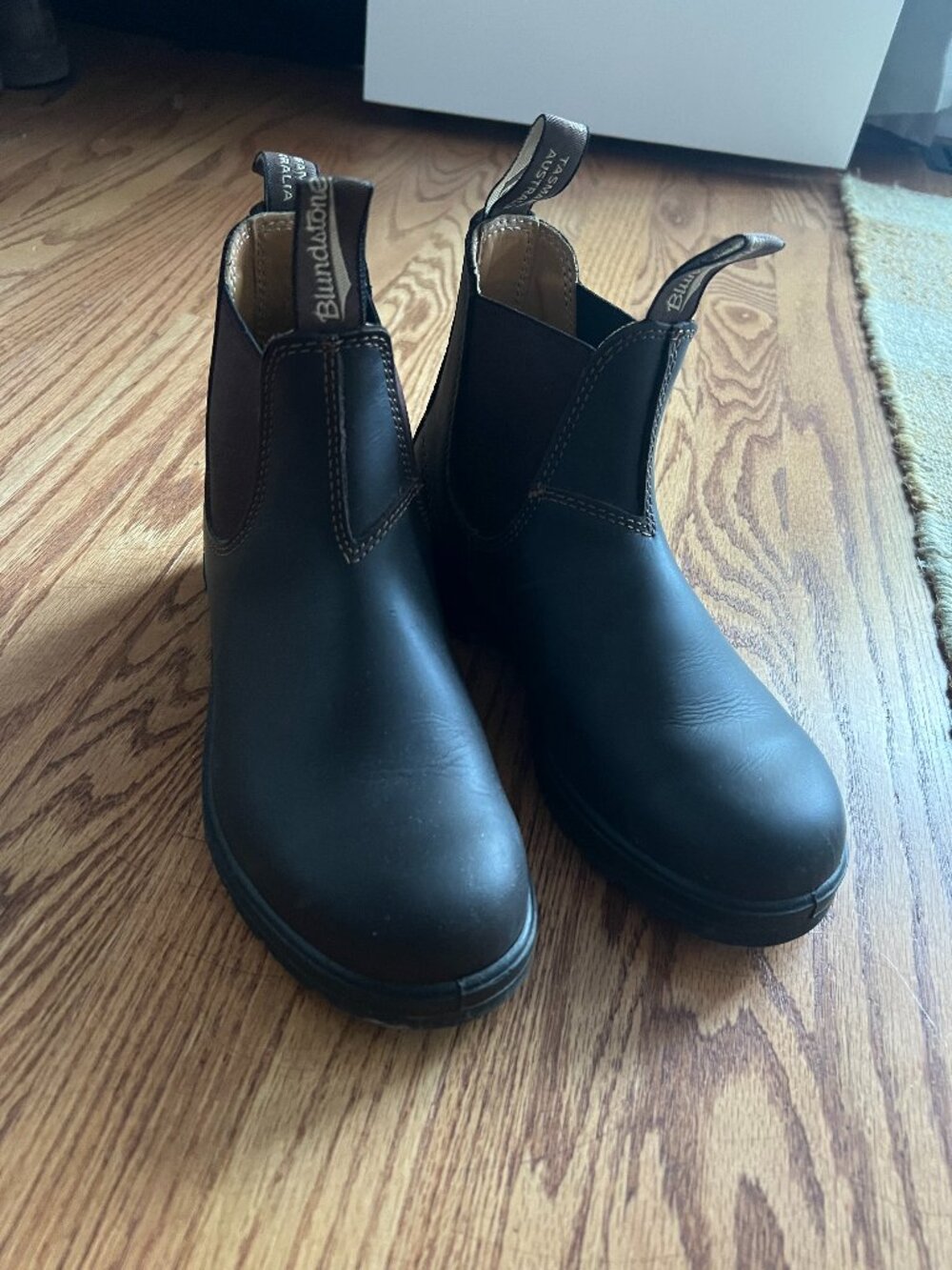 Blundstone Classic 550 Chelsea Boots in Walnut Brown, size US 8